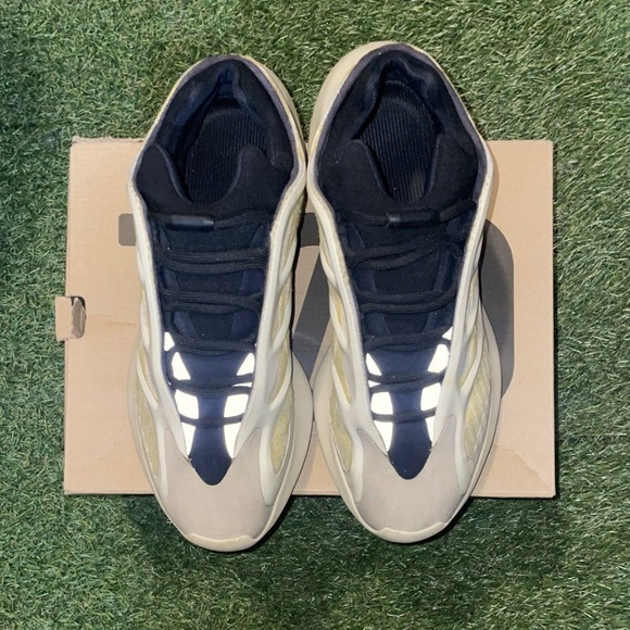 Adidas Yezzy 700 V3 Safflower Size 9.5 - Picture 2 of 9